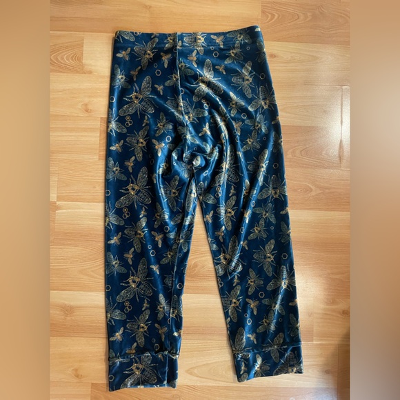BlackMilk Bee Kind cropped velvet leggings medium - Picture 2 of 5